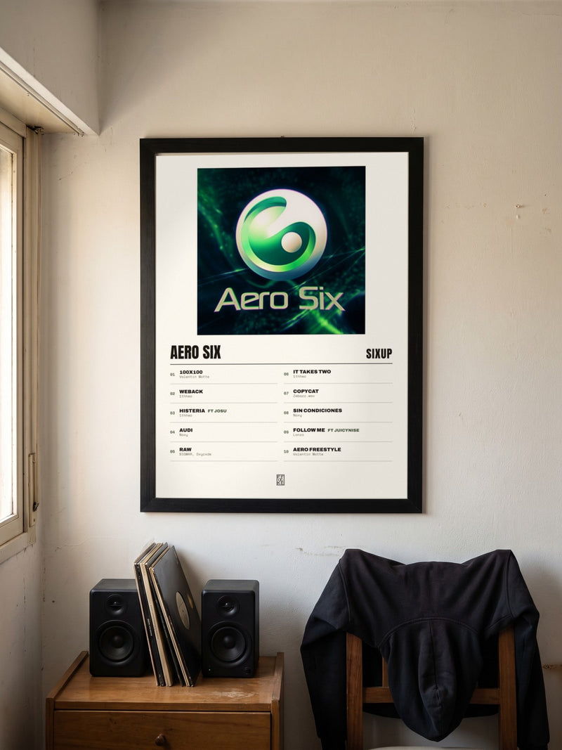 Póster de AERO SIX de SixUp enmarcado en una pared, en un ambiente distinto