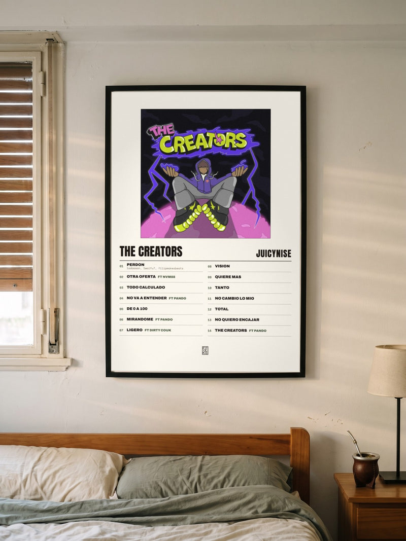 Póster de The Creators de JuicyNise enmarcado en una pared, en un ambiente distinto