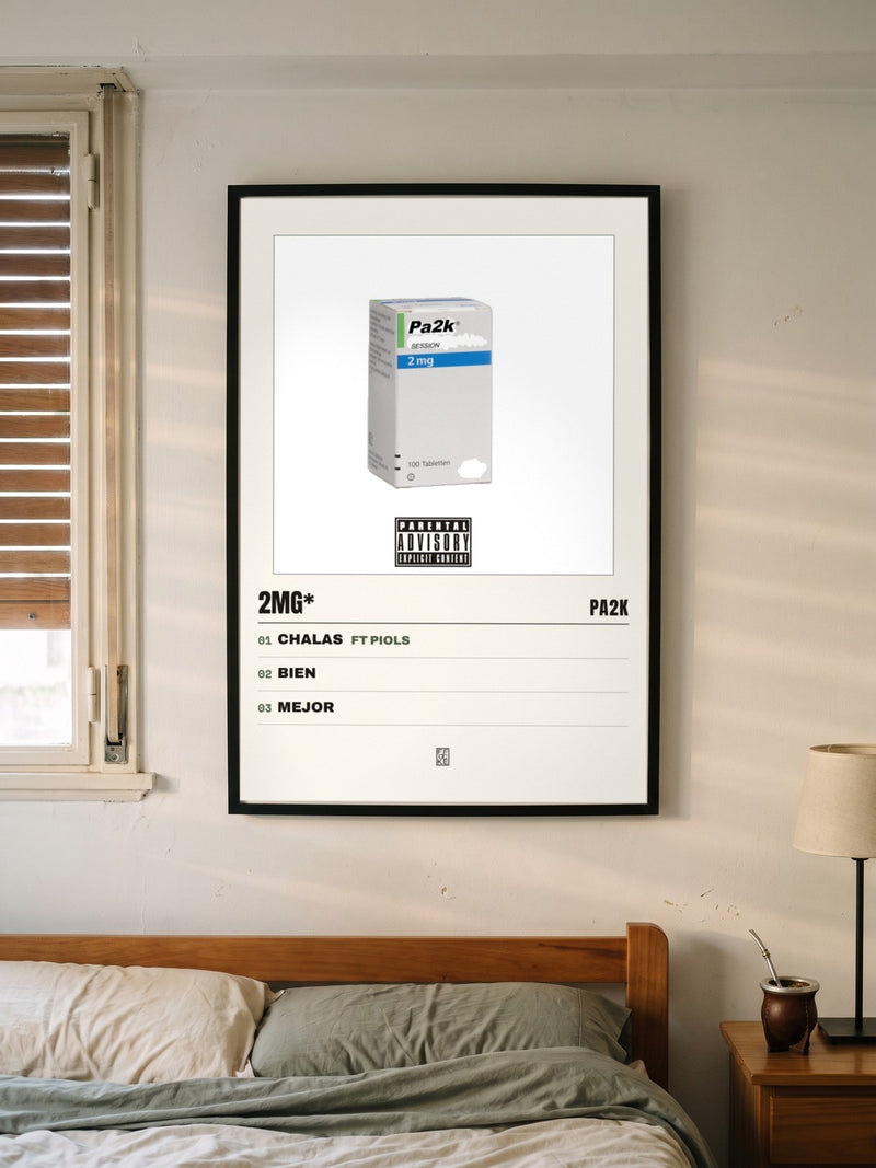 Póster de 2Mg* de Pa2k enmarcado en una pared, en un ambiente distinto