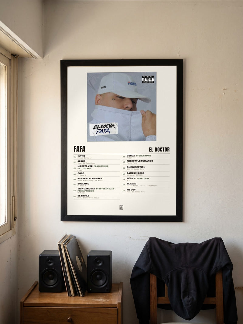 Póster de FAFA de El Doctor enmarcado en una pared, en un ambiente distinto
