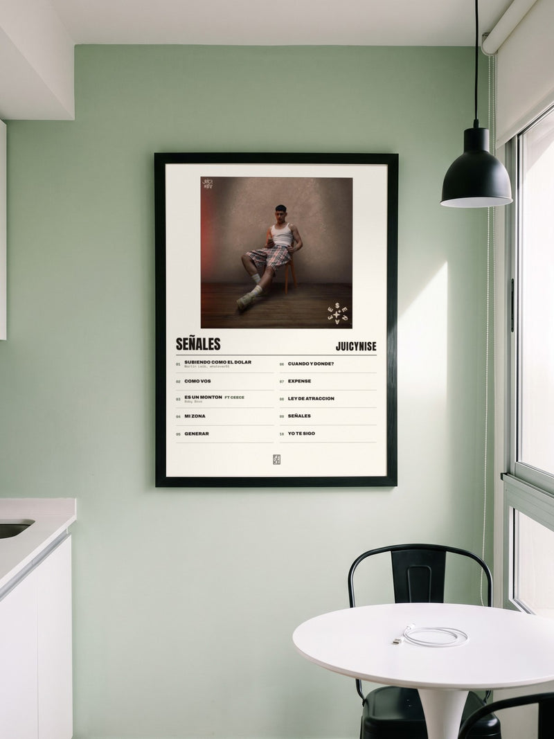 Póster de Señales de JuicyNise enmarcado en una pared, en un ambiente distinto