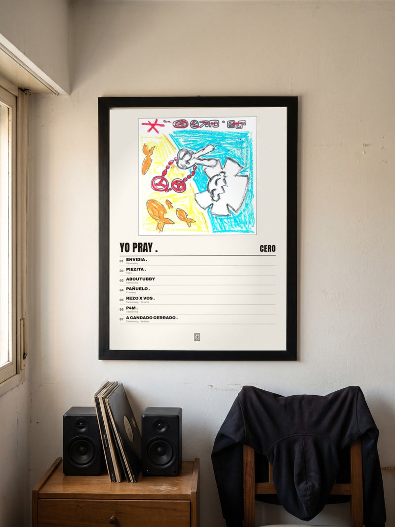 Póster de yo pray . de cero* enmarcado en una pared, en un ambiente distinto