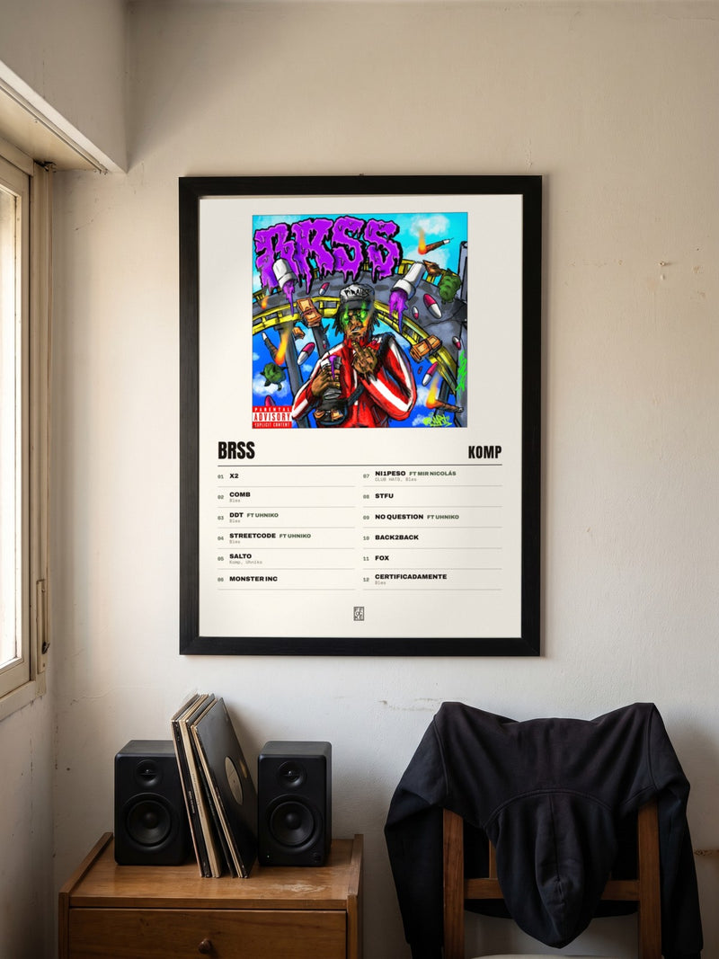 Póster de Brss de Komp enmarcado en una pared, en un ambiente distinto