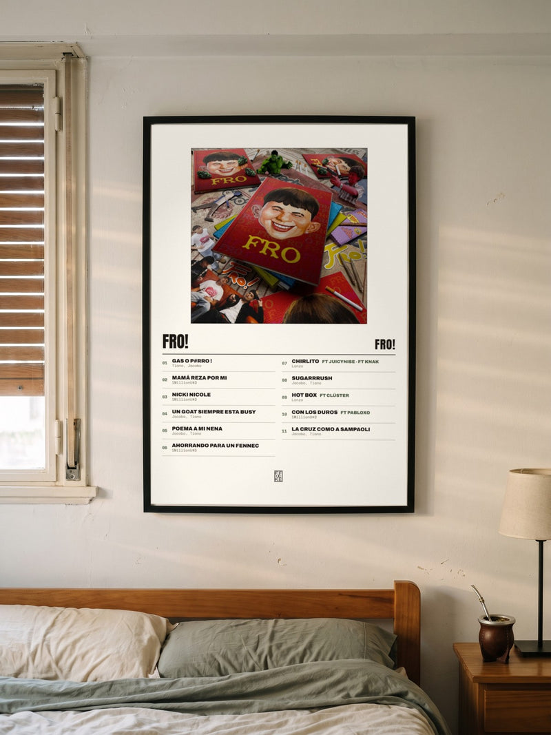 Póster de FRO! de FRO! enmarcado en una pared, en un ambiente distinto