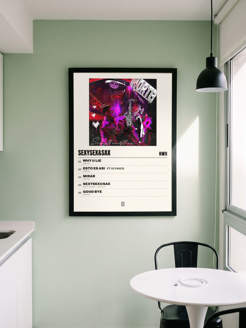 Póster de Sexysex&Sax de Hwii enmarcado en una pared, en un ambiente distinto