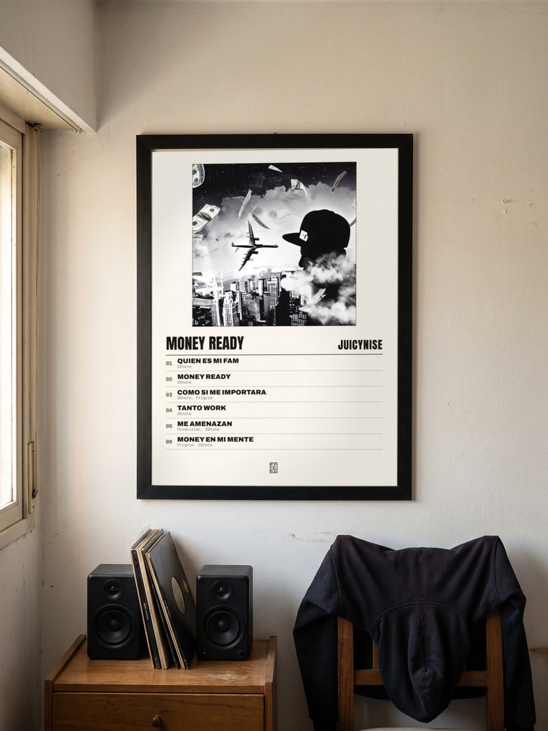 Póster de Money Ready de JuicyNise enmarcado en una pared, en un ambiente distinto