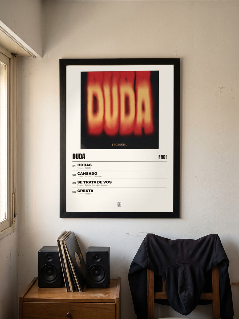Póster de DUDA de FRO! enmarcado en una pared, en un ambiente distinto