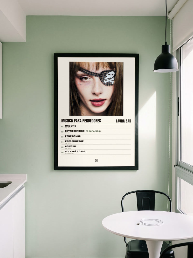 Póster de Musica para Perdedores de Laura Sad enmarcado en una pared, en un ambiente distinto