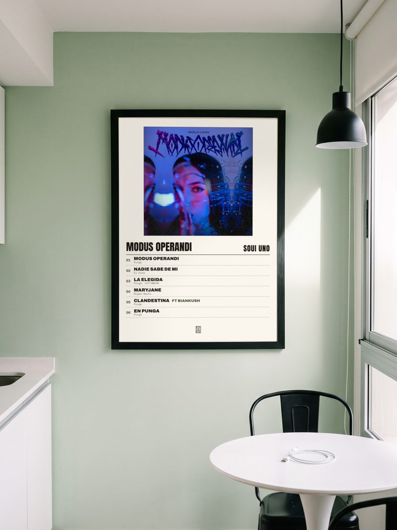 Póster de Modus Operandi de Soui Uno enmarcado en una pared, en un ambiente distinto
