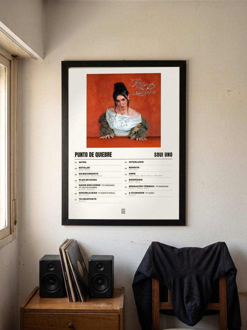 Póster de PUNTO DE QUIEBRE de Soui Uno enmarcado en una pared, en un ambiente distinto