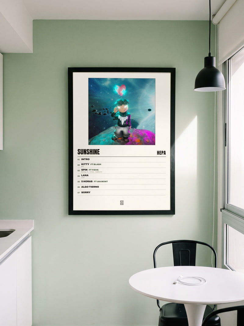 Póster de Sunshine de Hepa enmarcado en una pared, en un ambiente distinto