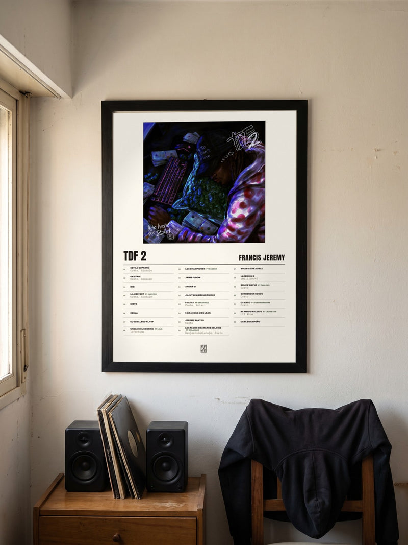 Póster de TDF 2 de Francis Jeremy enmarcado en una pared, en un ambiente distinto