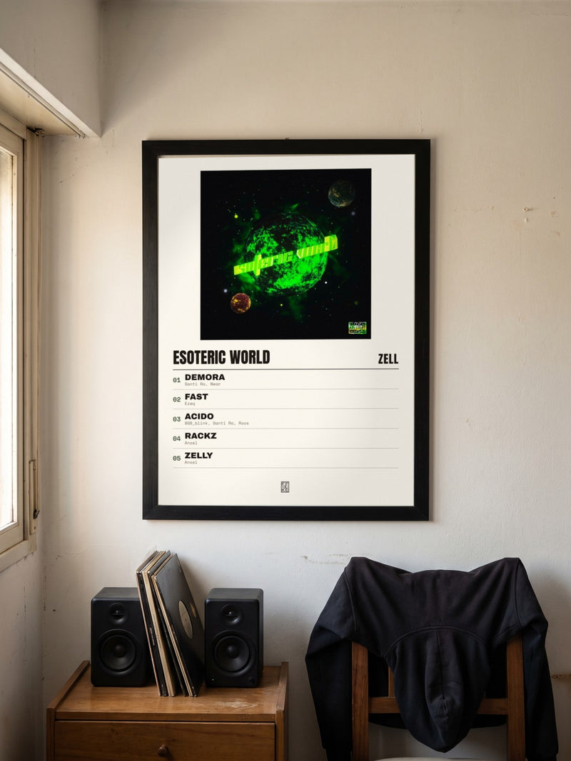 Póster de Esoteric World de Zell enmarcado en una pared, en un ambiente distinto