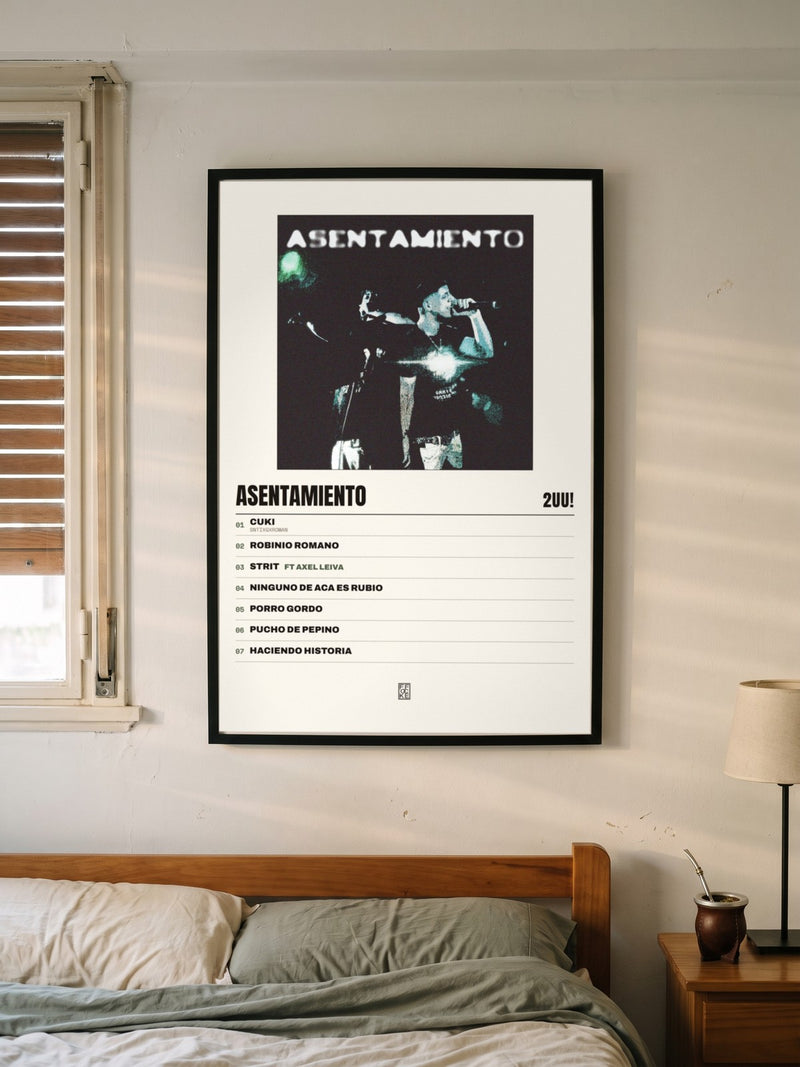 Póster de Asentamiento de 2UU! enmarcado en una pared, en un ambiente distinto
