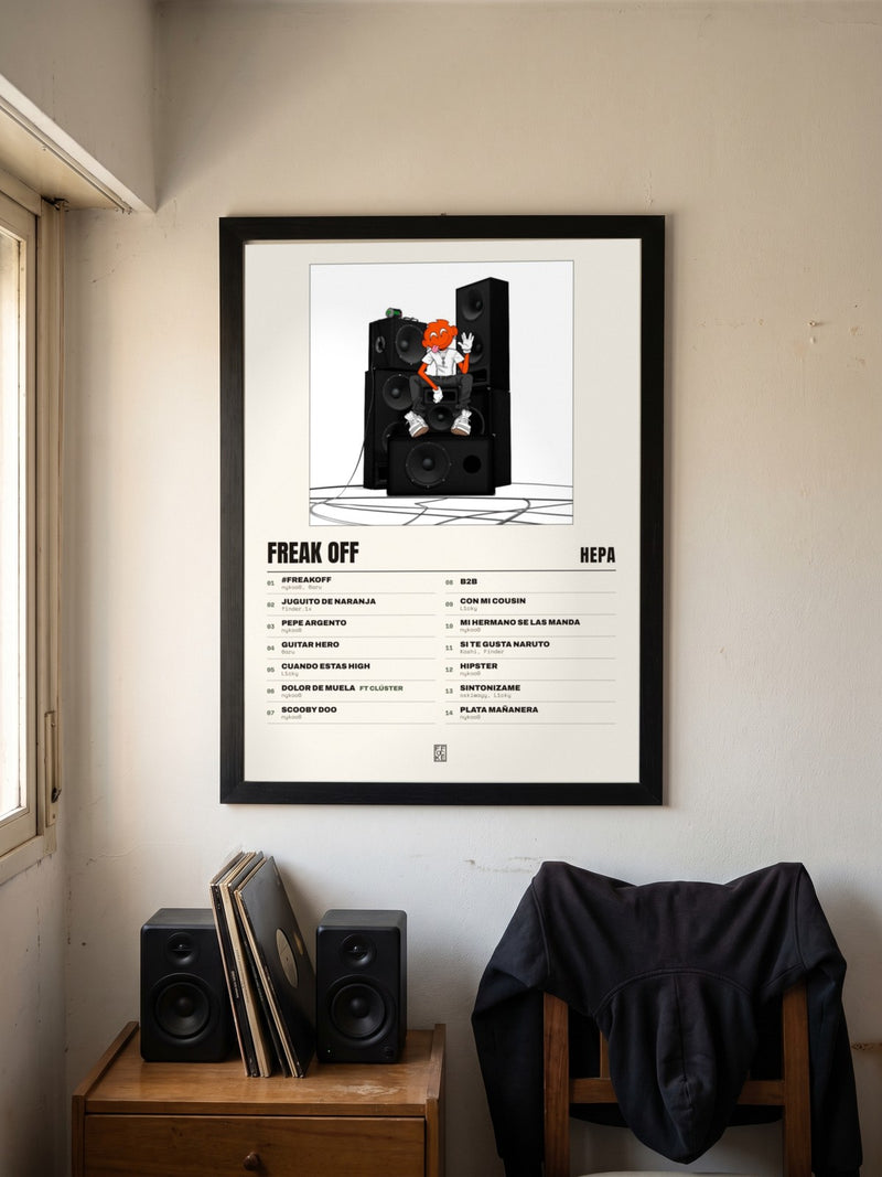 Póster de FREAK OFF de Hepa enmarcado en una pared, en un ambiente distinto