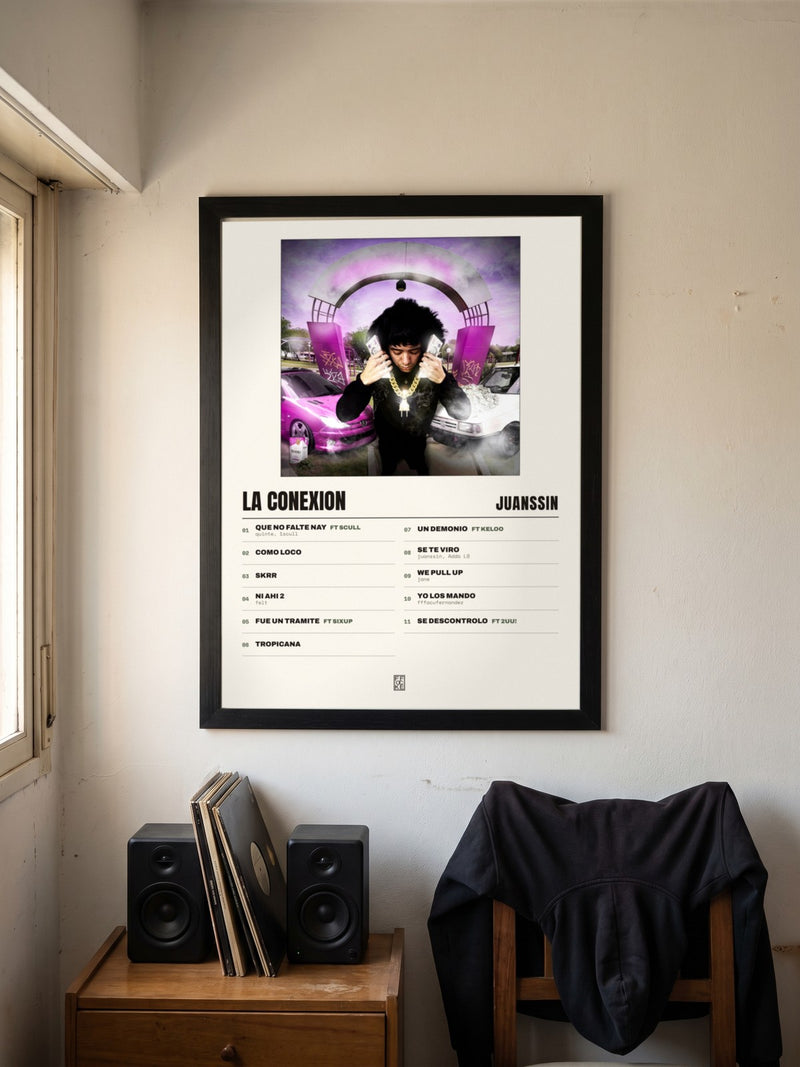 Póster de La Conexion de juanssin enmarcado en una pared, en un ambiente distinto