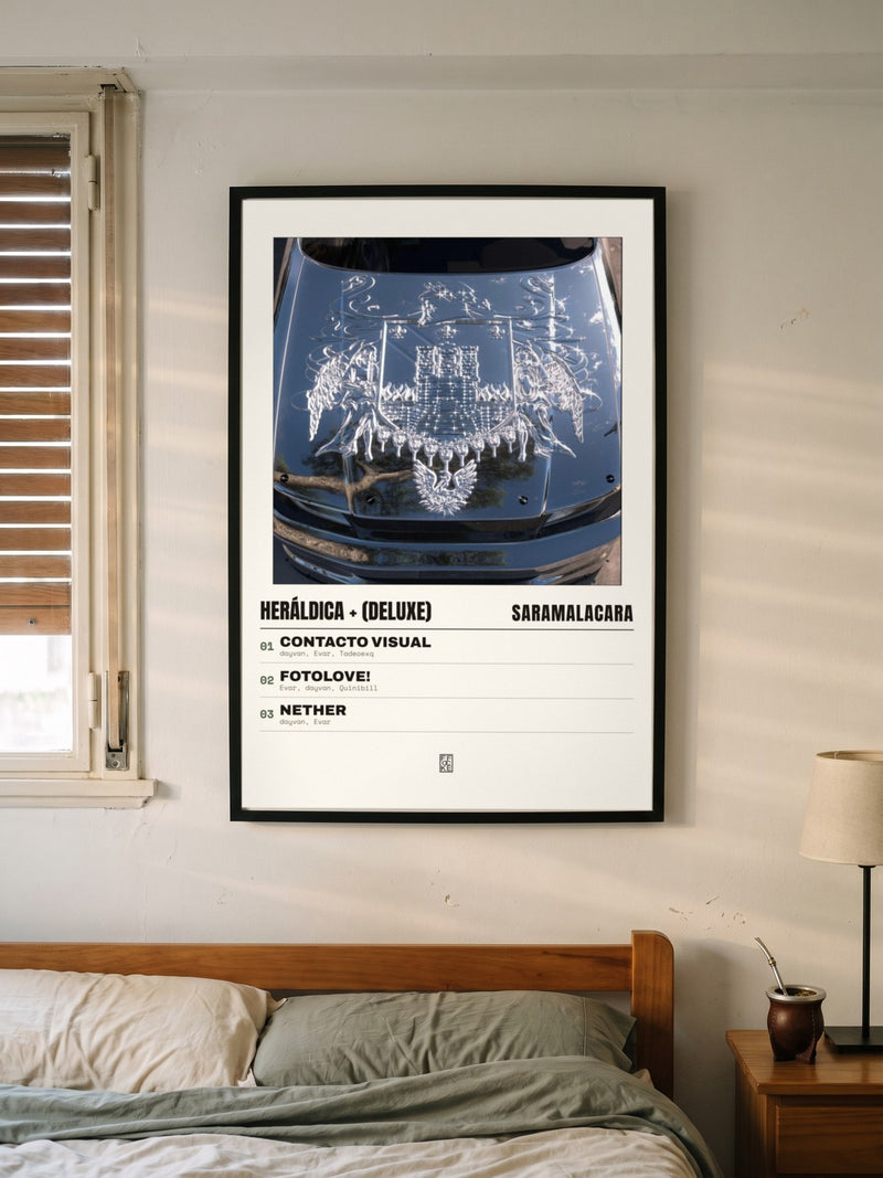 Póster de Heráldica + (Deluxe) de Saramalacara enmarcado en una pared, en un ambiente distinto