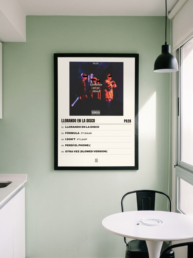 Póster de Llorando en la disco de Pa2k enmarcado en una pared, en un ambiente distinto