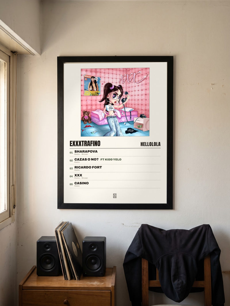 Póster de Exxxtrafino de HELLOLOLA enmarcado en una pared, en un ambiente distinto