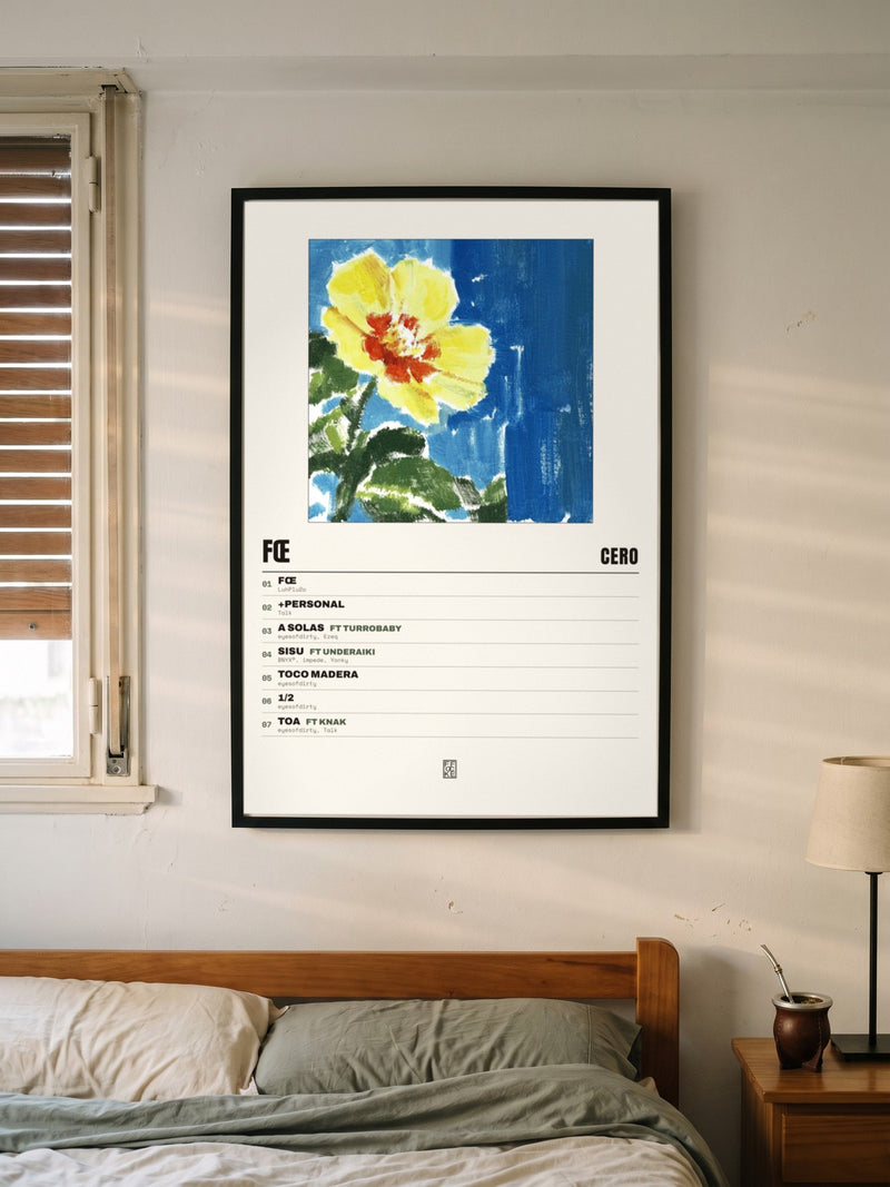 Póster de fœ de cero* enmarcado en una pared, en un ambiente distinto