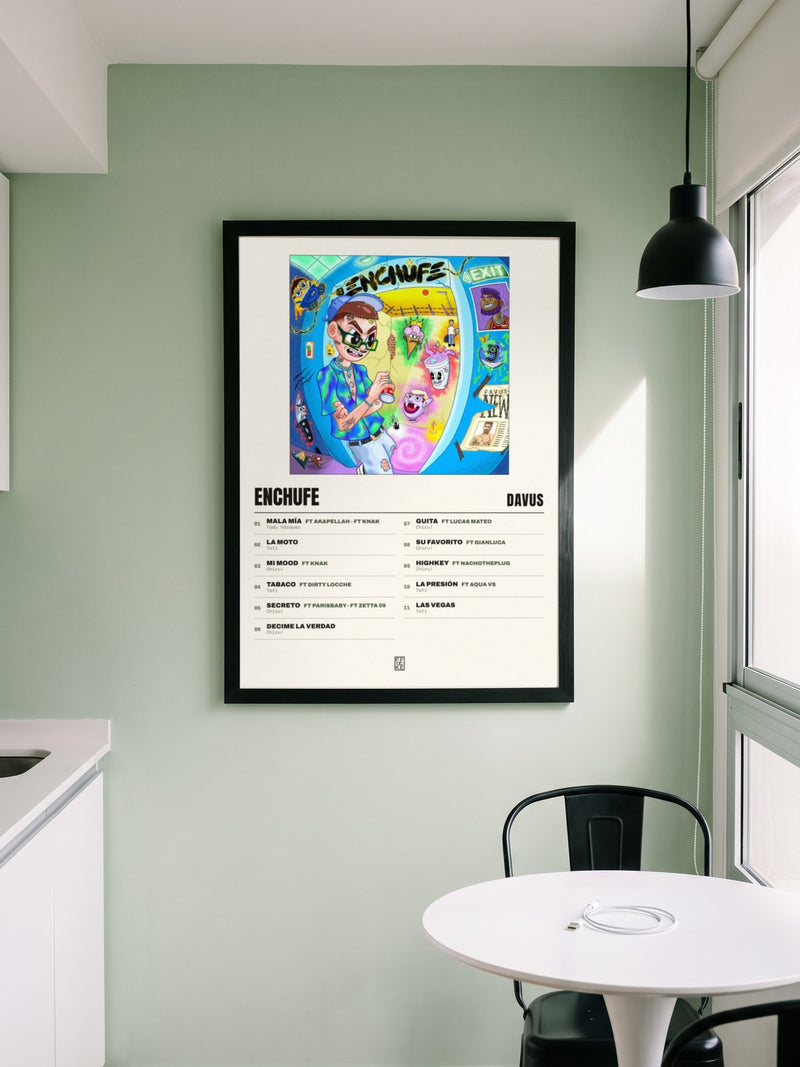 Póster de Enchufe de Davus enmarcado en una pared, en un ambiente distinto