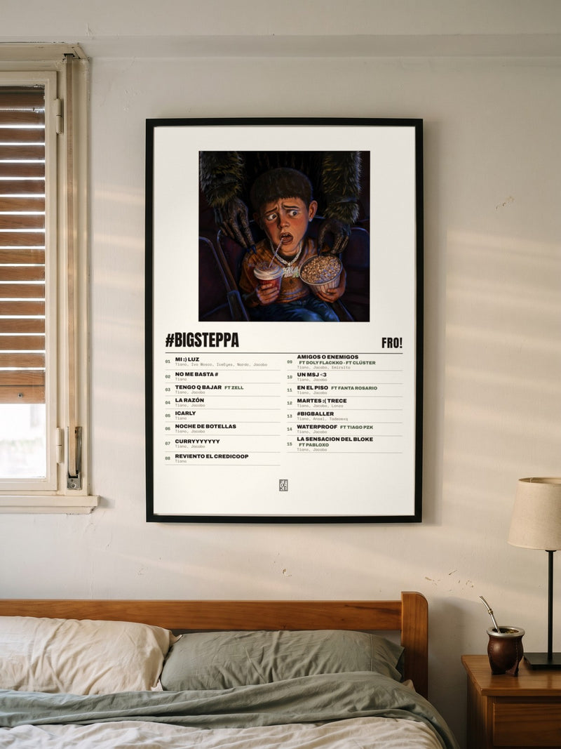 Póster de #bigsteppa de FRO! enmarcado en una pared, en un ambiente distinto