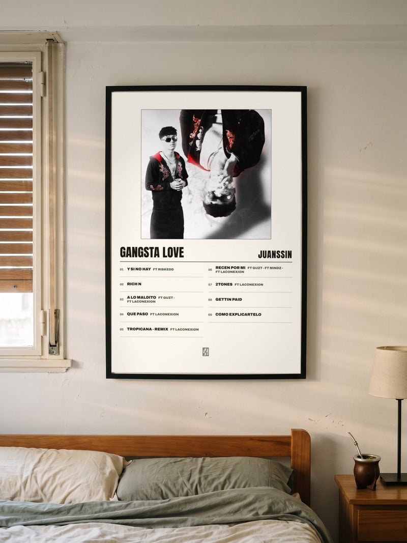 Póster de GANGSTA LOVE de juanssin enmarcado en una pared, en un ambiente distinto