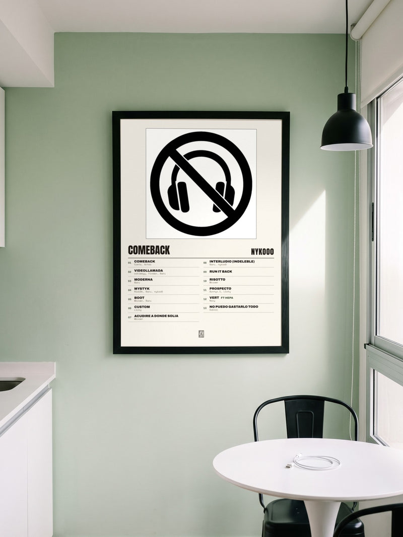 Póster de COMEBACK de nykoo0 enmarcado en una pared, en un ambiente distinto