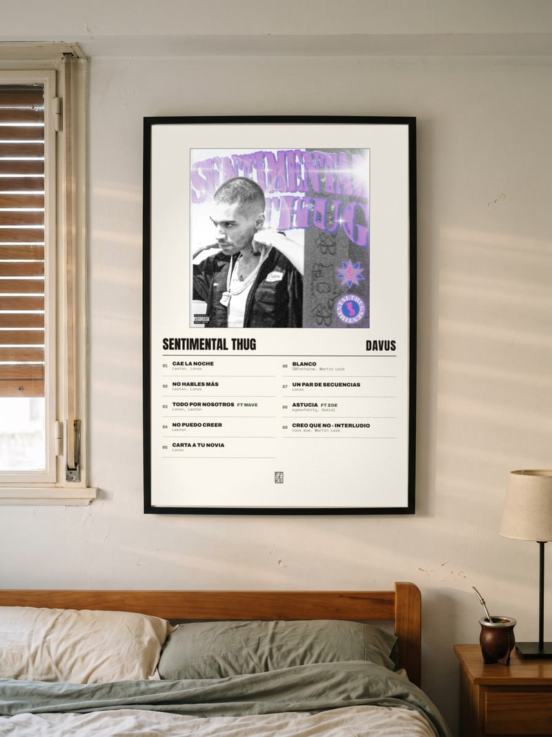 Póster de Sentimental Thug de Davus enmarcado en una pared, en un ambiente distinto