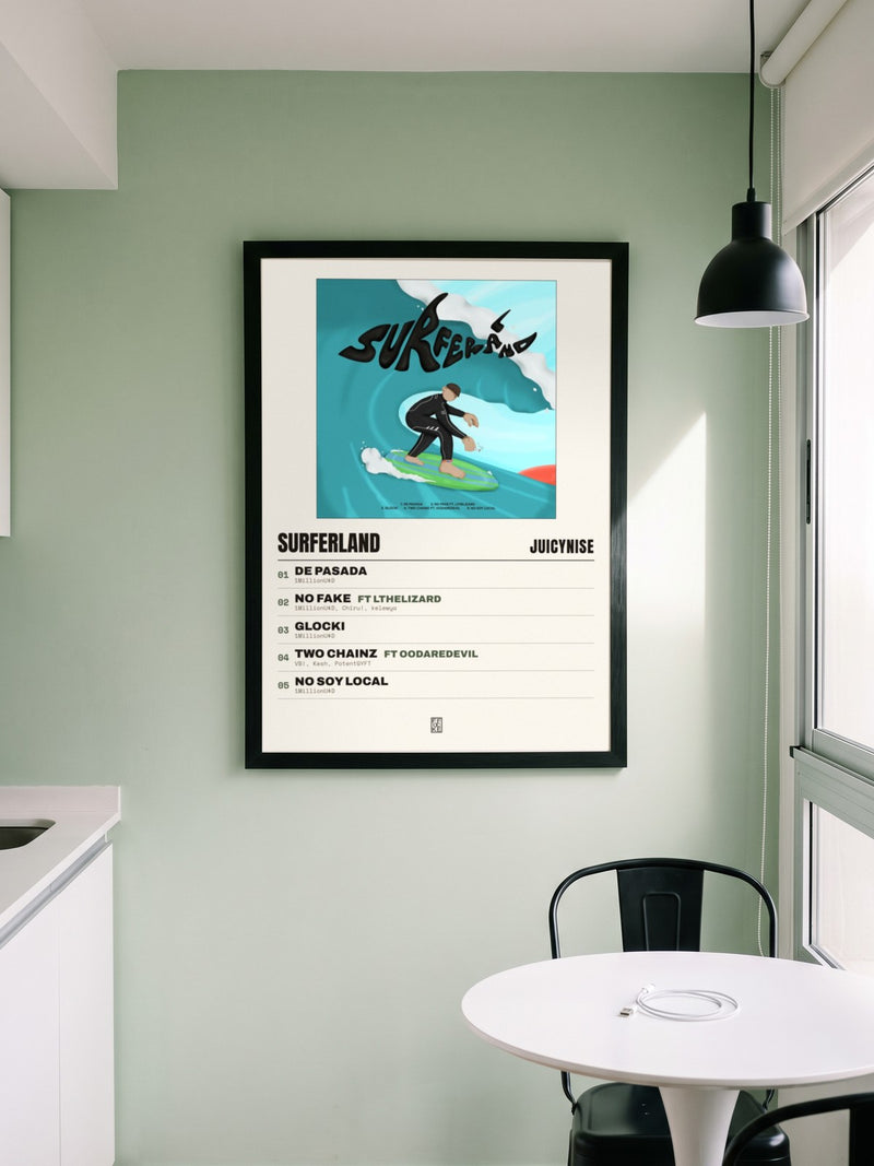 Póster de Surferland de JuicyNise enmarcado en una pared, en un ambiente distinto