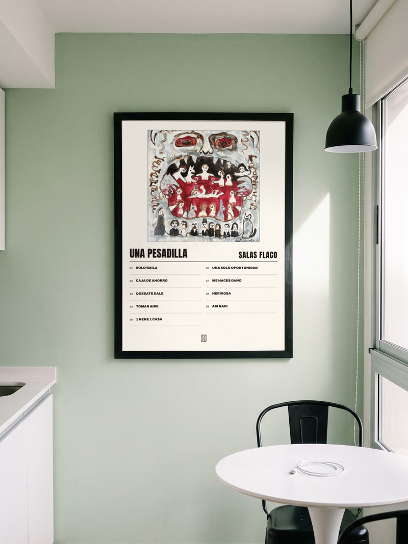 Póster de Una Pesadilla de Salas Flaco enmarcado en una pared, en un ambiente distinto