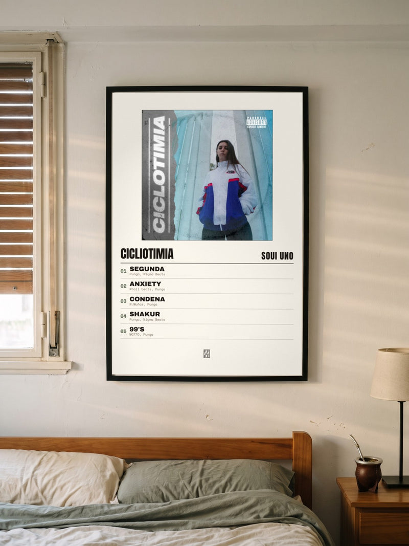 Póster de Cicliotimia de Soui Uno enmarcado en una pared, en un ambiente distinto