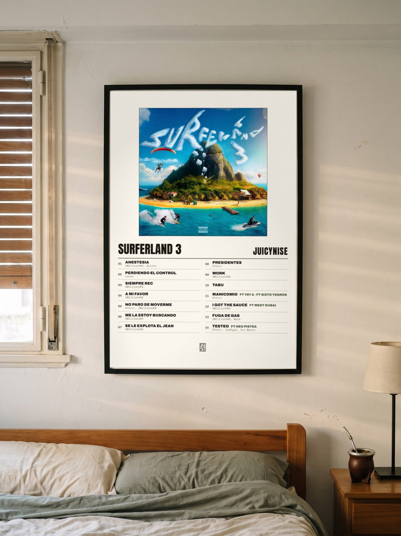 Póster de Surferland 3 de JuicyNise enmarcado en una pared, en un ambiente distinto