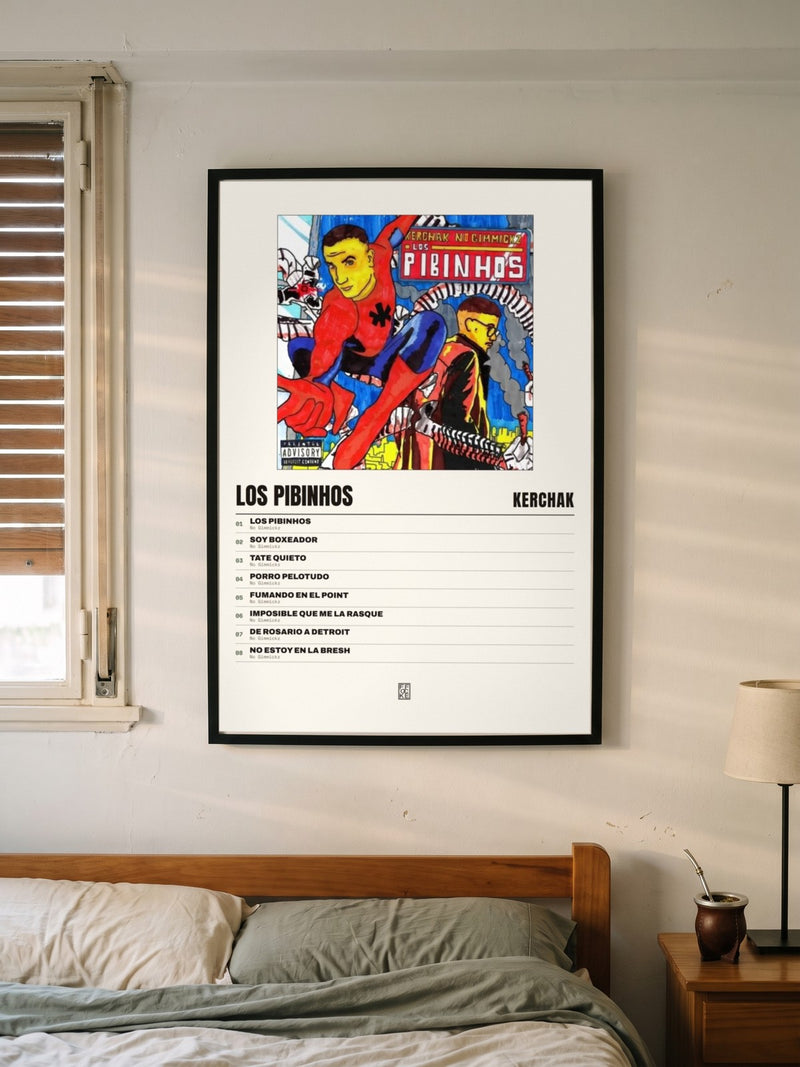 Póster de LOS PIBINHOS de KERCHAK enmarcado en una pared, en un ambiente distinto