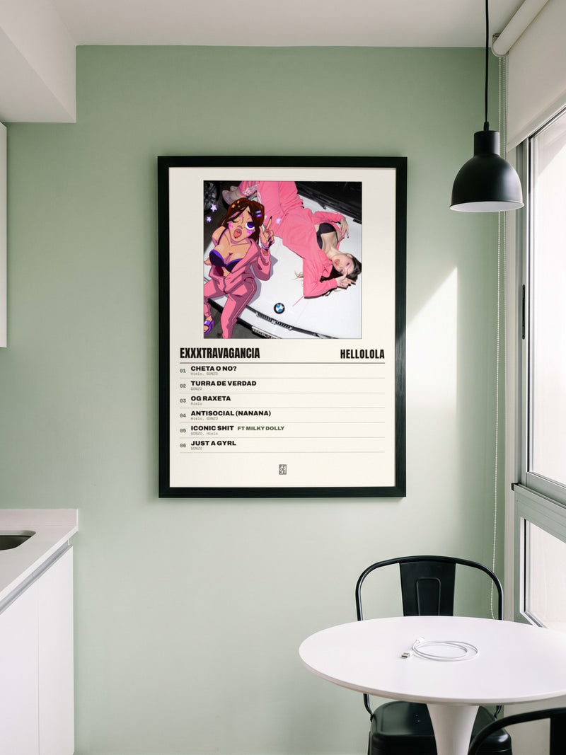 Póster de Exxxtravagancia de HELLOLOLA enmarcado en una pared, en un ambiente distinto