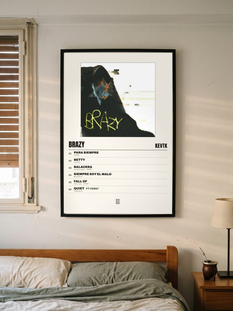 Póster de bRazy de KevTK enmarcado en una pared, en un ambiente distinto
