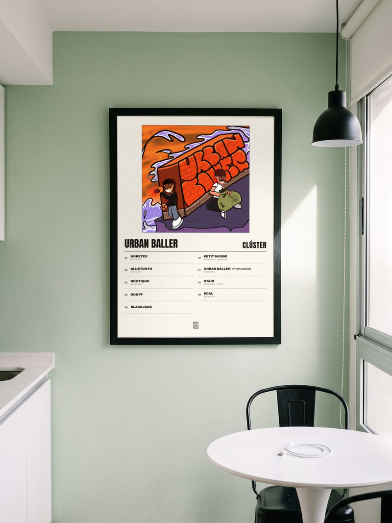 Póster de Urban Baller de Clúster enmarcado en una pared, en un ambiente distinto