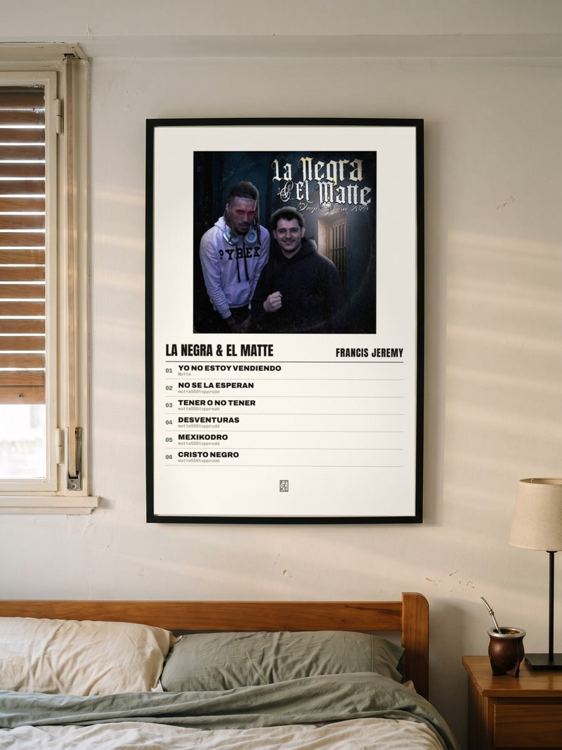 Póster de LA NEGRA & EL MATTE de Francis Jeremy enmarcado en una pared, en un ambiente distinto