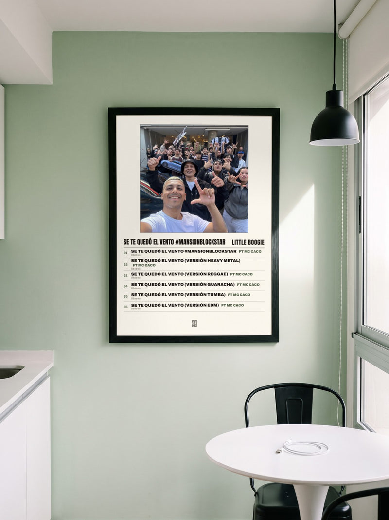 Póster de SE TE QUEDÓ EL VENTO #MANSIONBLOCKSTAR de Little Boogie enmarcado en una pared, en un ambiente distinto