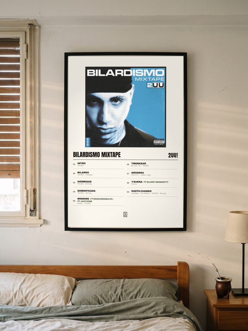 Póster de Bilardismo Mixtape de 2UU! enmarcado en una pared, en un ambiente distinto