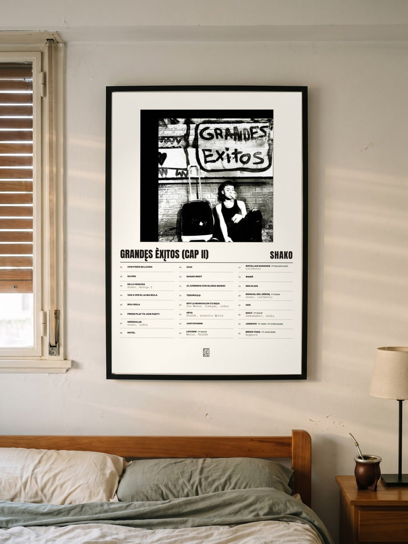 Póster de grandęs èxįtos (cap II) de Shako enmarcado en una pared, en un ambiente distinto