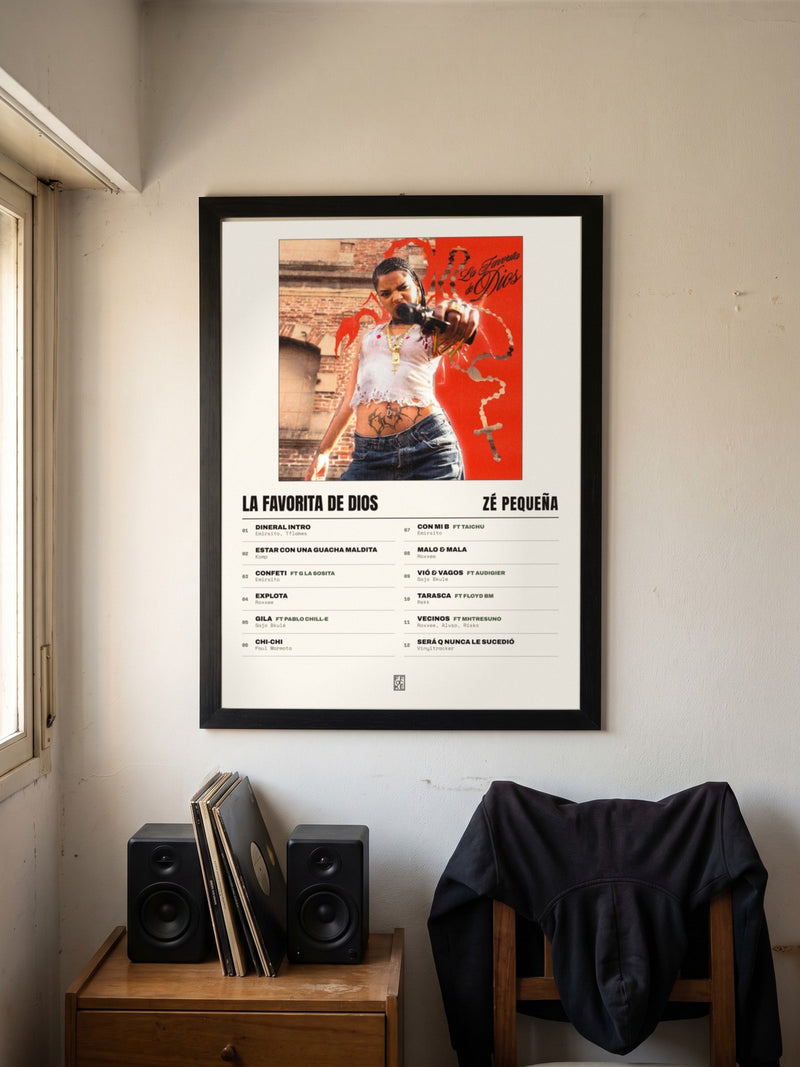 Póster de La Favorita de Dios de Zé Pequeña enmarcado en una pared, en un ambiente distinto