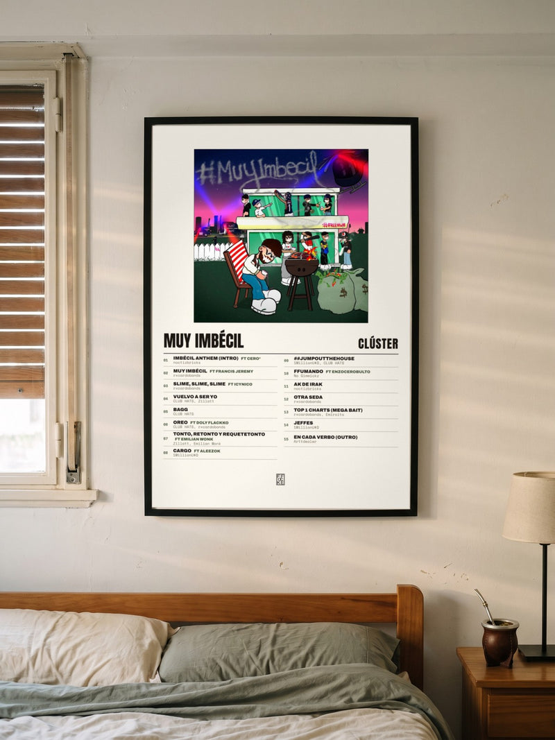 Póster de MUY IMBÉCIL de Clúster enmarcado en una pared, en un ambiente distinto