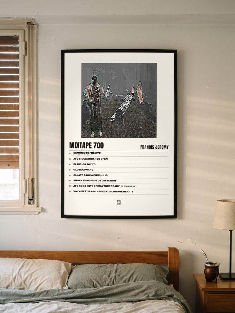 Póster de MIXTAPE 700 de Francis Jeremy enmarcado en una pared, en un ambiente distinto