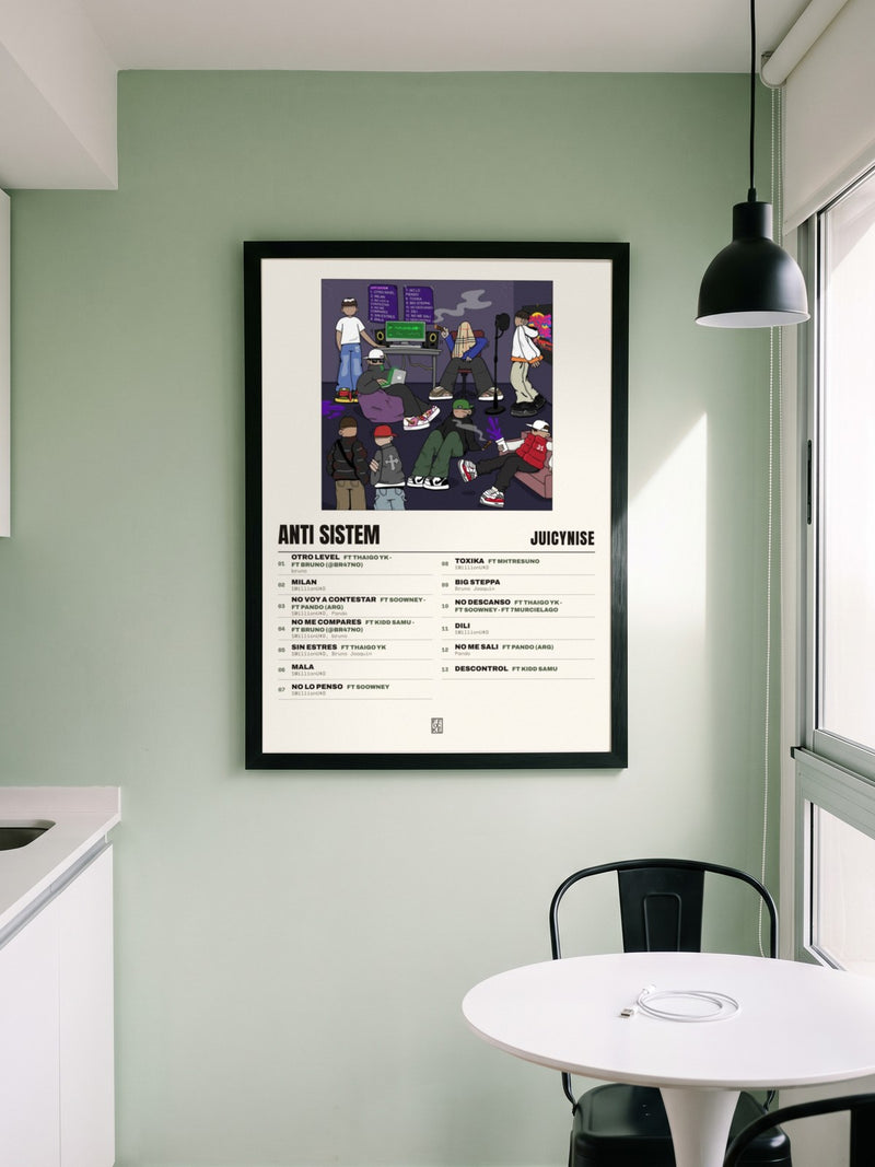 Póster de Anti Sistem de JuicyNise enmarcado en una pared, en un ambiente distinto