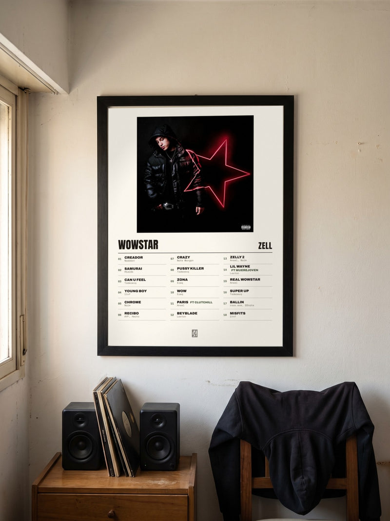 Póster de WOWSTAR de Zell enmarcado en una pared, en un ambiente distinto