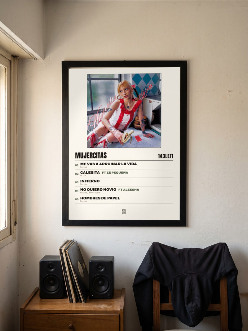 Póster de Mujercitas de 143LETI enmarcado en una pared, en un ambiente distinto