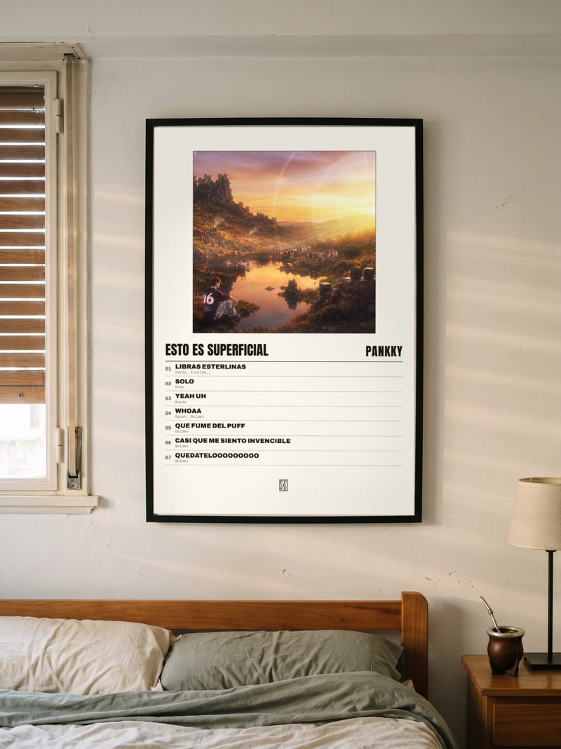Póster de EsTO Es sUpErfIcIAL de Pankky enmarcado en una pared, en un ambiente distinto