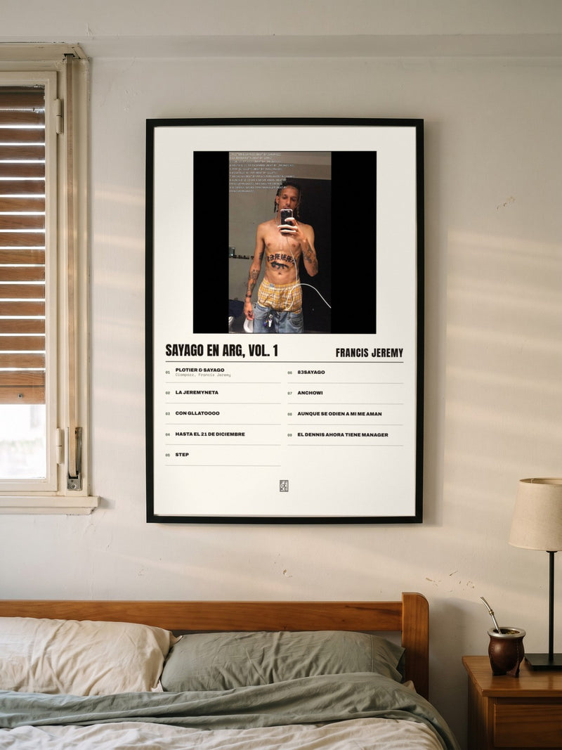Póster de SAYAGO EN ARG, Vol. 1 de Francis Jeremy enmarcado en una pared, en un ambiente distinto