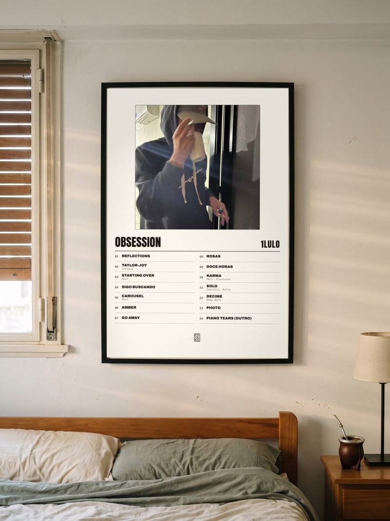 Póster de Obsession de 1lulo enmarcado en una pared, en un ambiente distinto